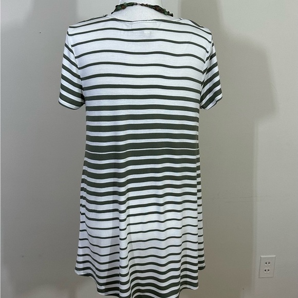 Jessica Simpson sz Md maternity top in olive and off white wandering stripes - Picture 6 of 15
